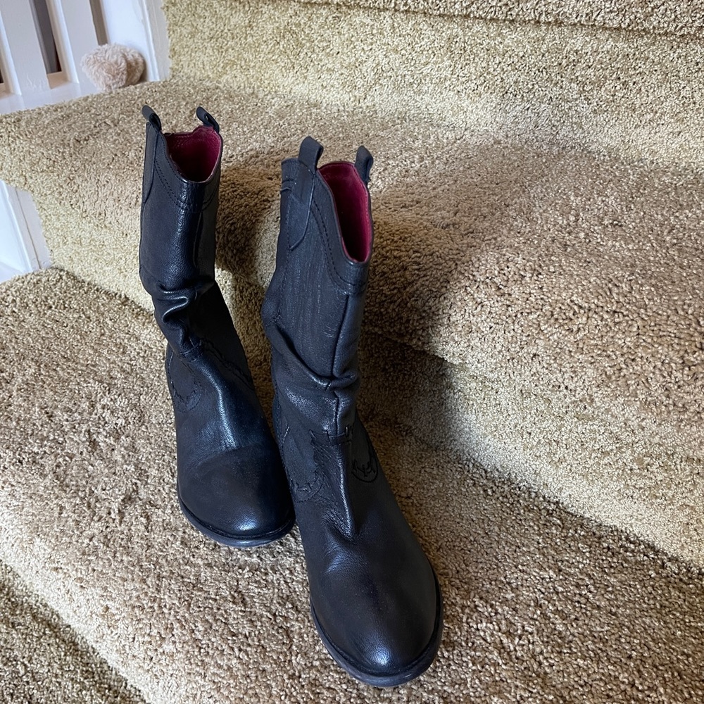 Boot it slouchy! Black leather, low heel - like new!
